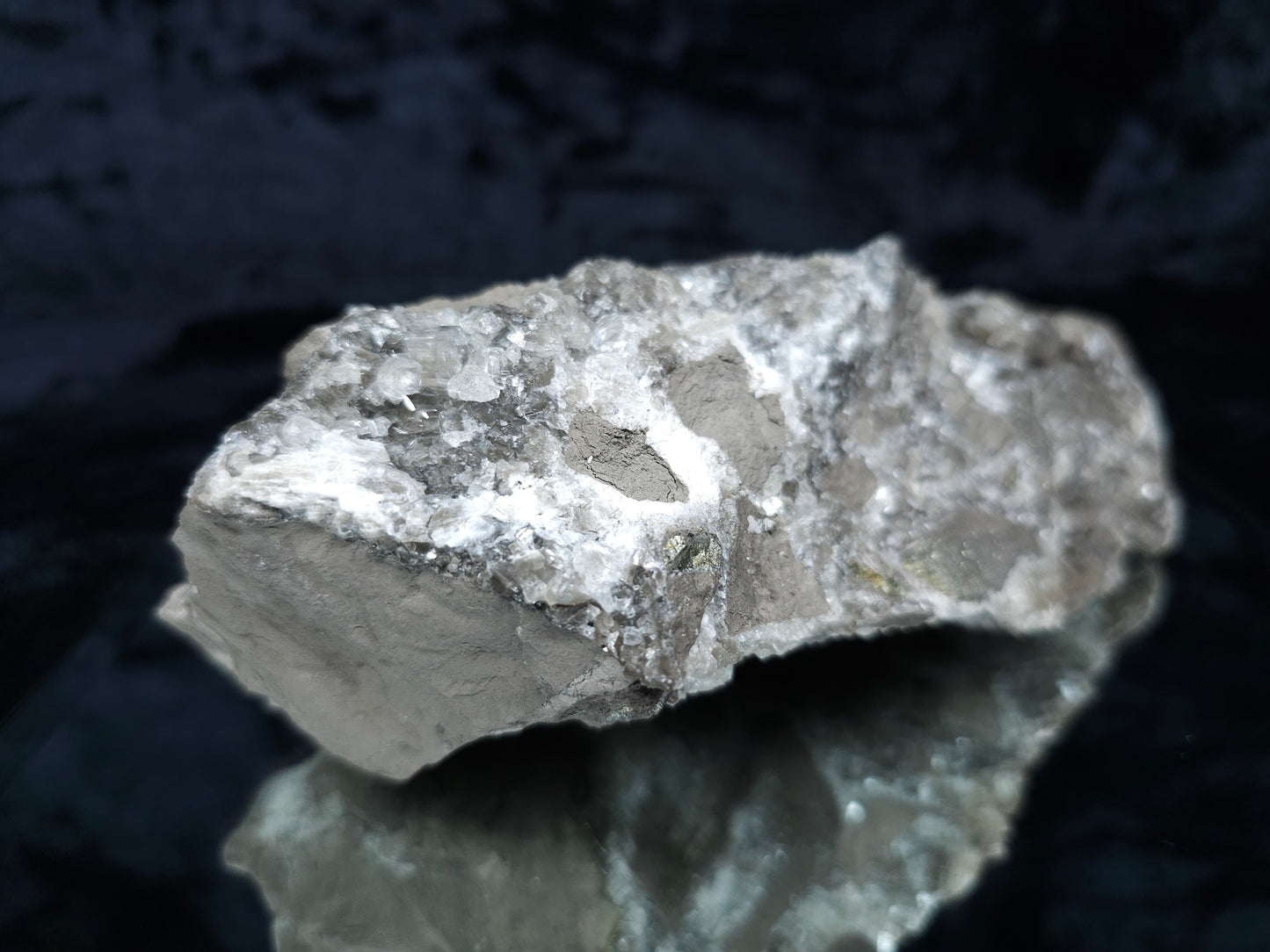 #33150 Super clear Nailhead Spar Calcite geode with Chalcopyrite ore and multiple small fossils in the matrix
