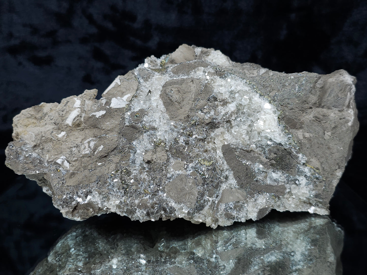 #33150 Super clear Nailhead Spar Calcite geode with Chalcopyrite ore and multiple small fossils in the matrix