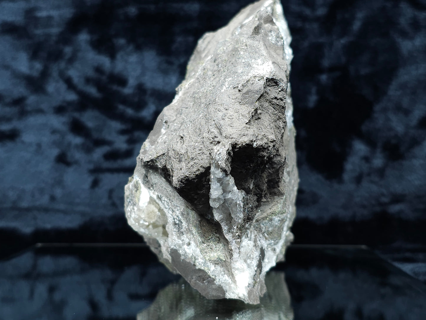#33145 Super clear Nailhead Spar Calcite geode with Chalcopyrite ore and multiple small fossils in the matrix