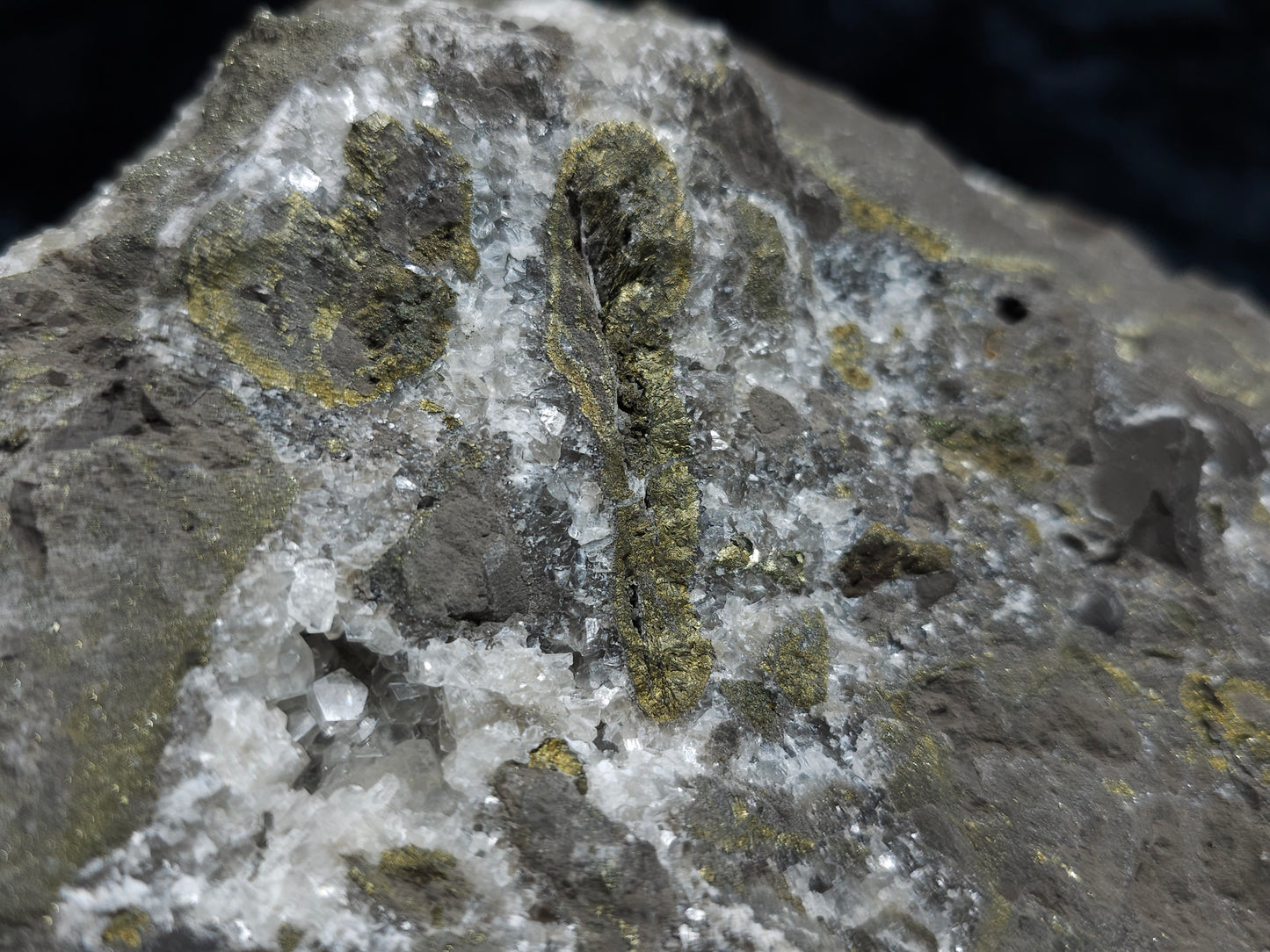 #33145 Super clear Nailhead Spar Calcite geode with Chalcopyrite ore and multiple small fossils in the matrix