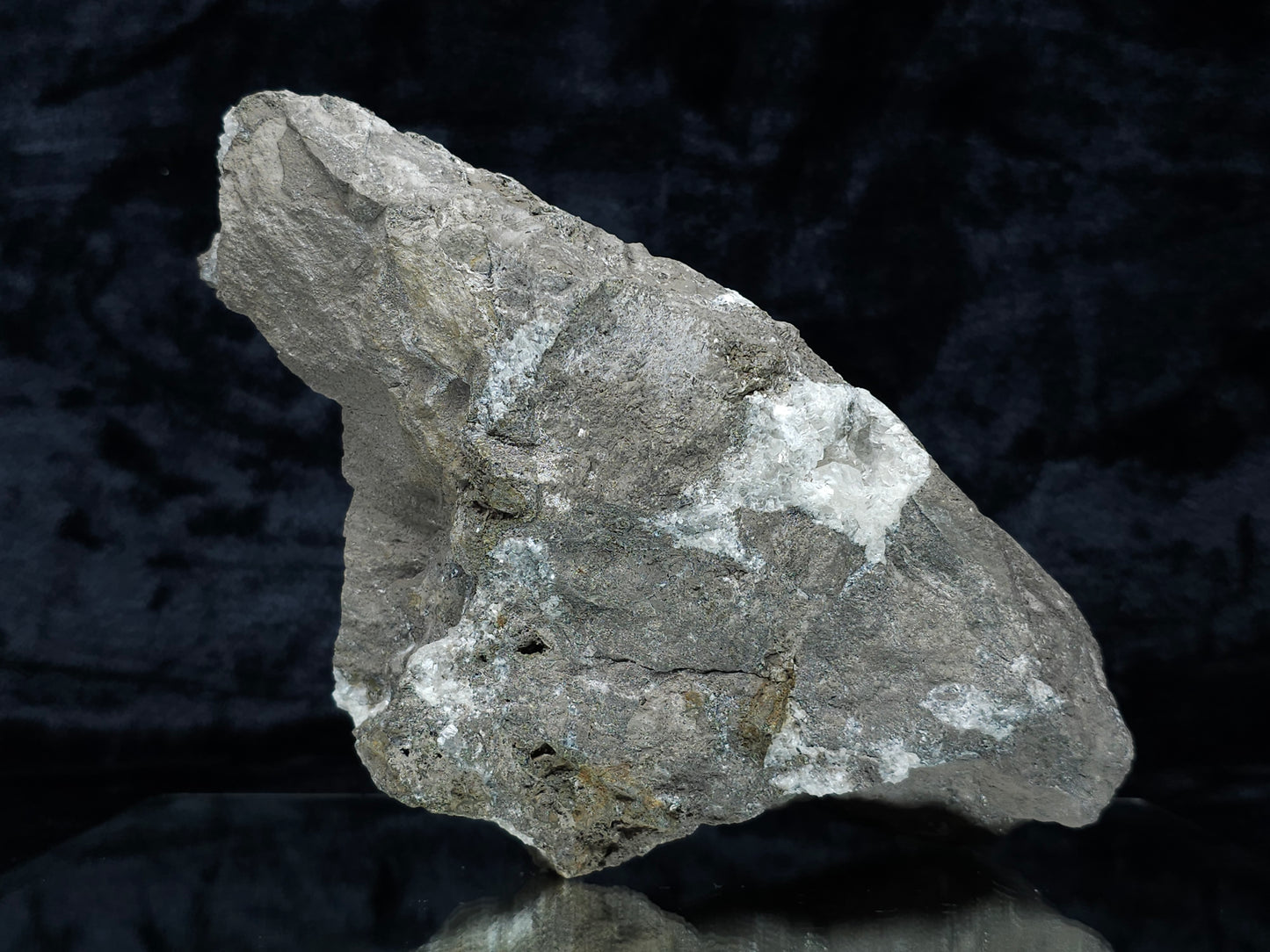 #33163 Super clear Nailhead Spar Calcite geode with Chalcopyrite ore and multiple small fossils in the matrix