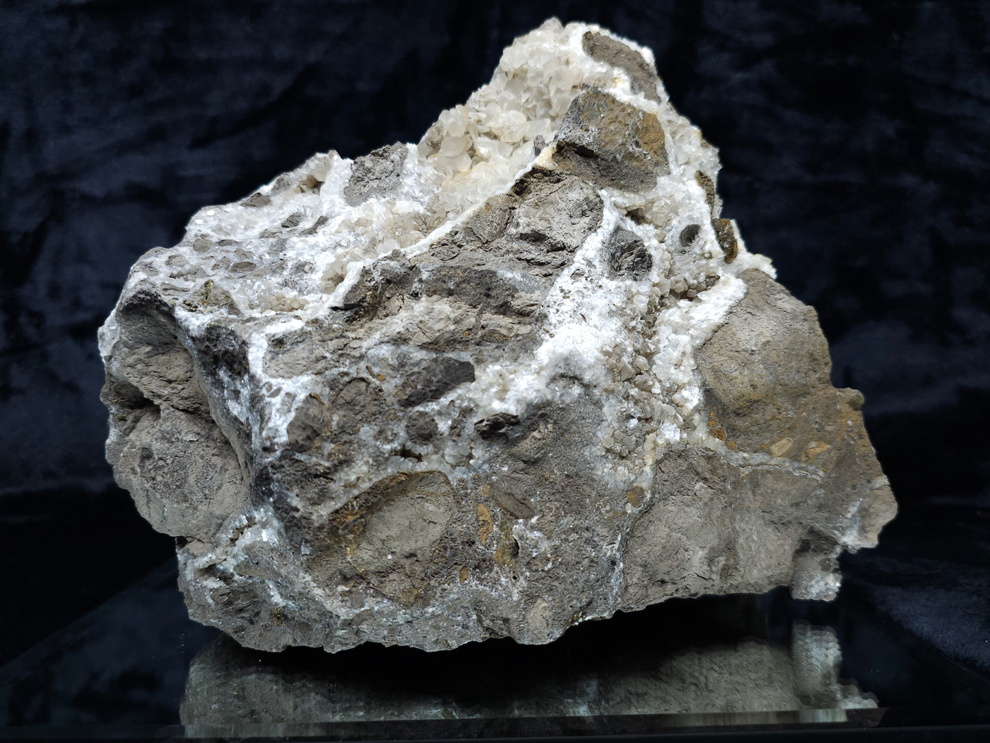 #33161 Super clear Nailhead Spar Calcite geode with Chalcopyrite ore and multiple small fossils in the matrix