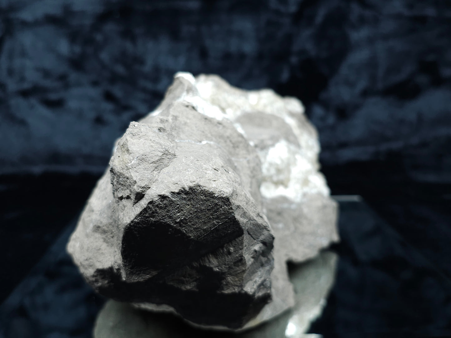 #33173 Special clear Nailhead Spar Calcite cluster with Chalcopyrite ore and multiple small fossils in the matrix