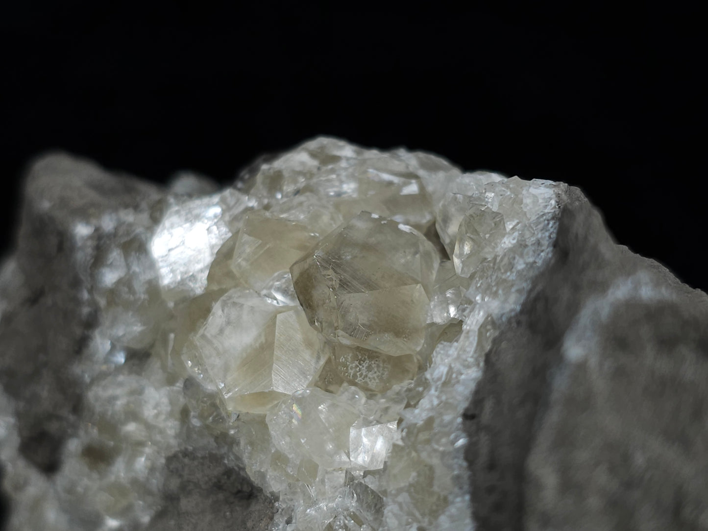 #33173 Special clear Nailhead Spar Calcite cluster with Chalcopyrite ore and multiple small fossils in the matrix