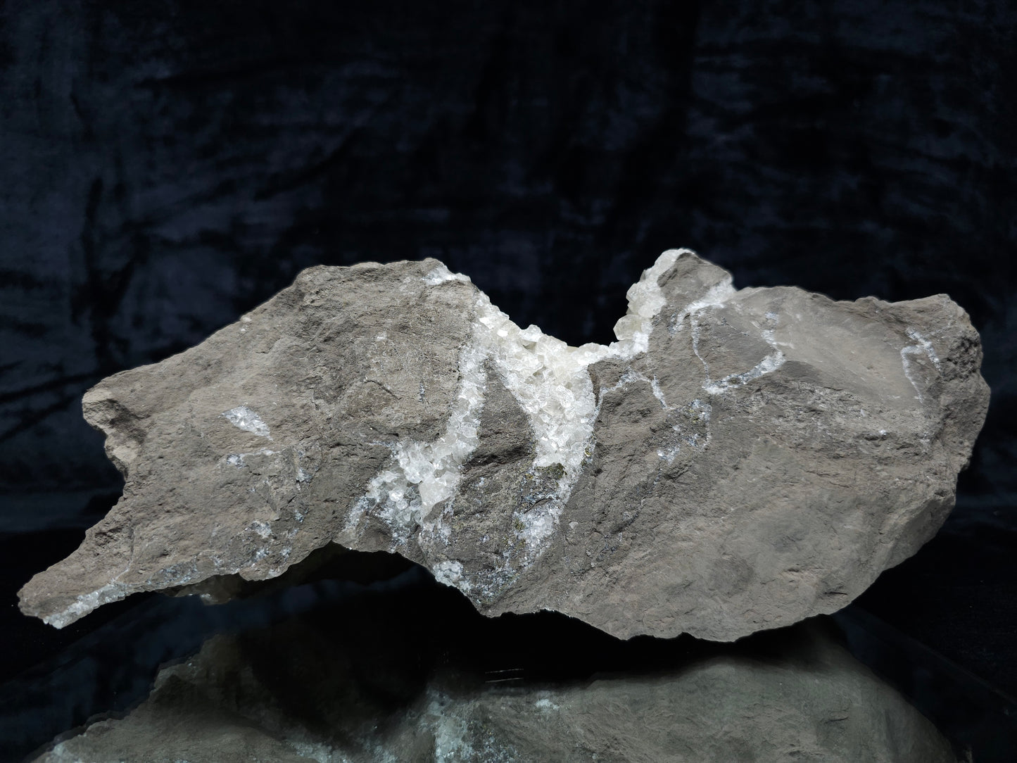 #33173 Special clear Nailhead Spar Calcite cluster with Chalcopyrite ore and multiple small fossils in the matrix