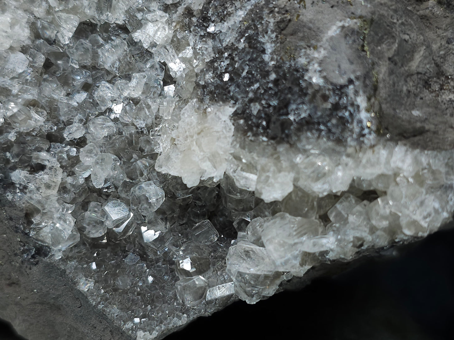 #33174 Special clear Nailhead Spar Calcite cluster with  Chalcopyrite ore and multiple small fossils in the matrix