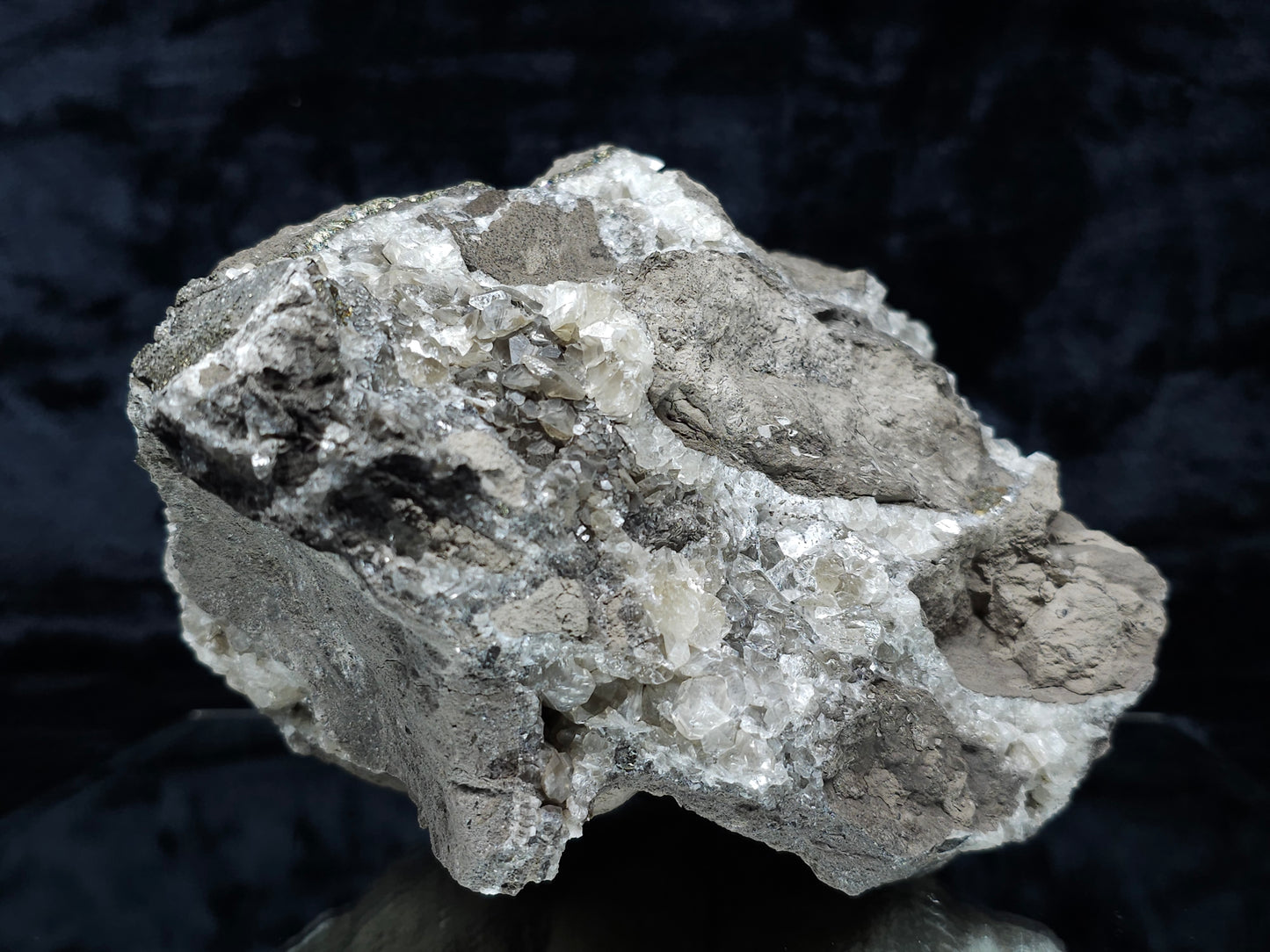 #33176 Special clear Nailhead Spar Calcite cluster with Chalcopyrite ore and multiple small fossils in the matrix