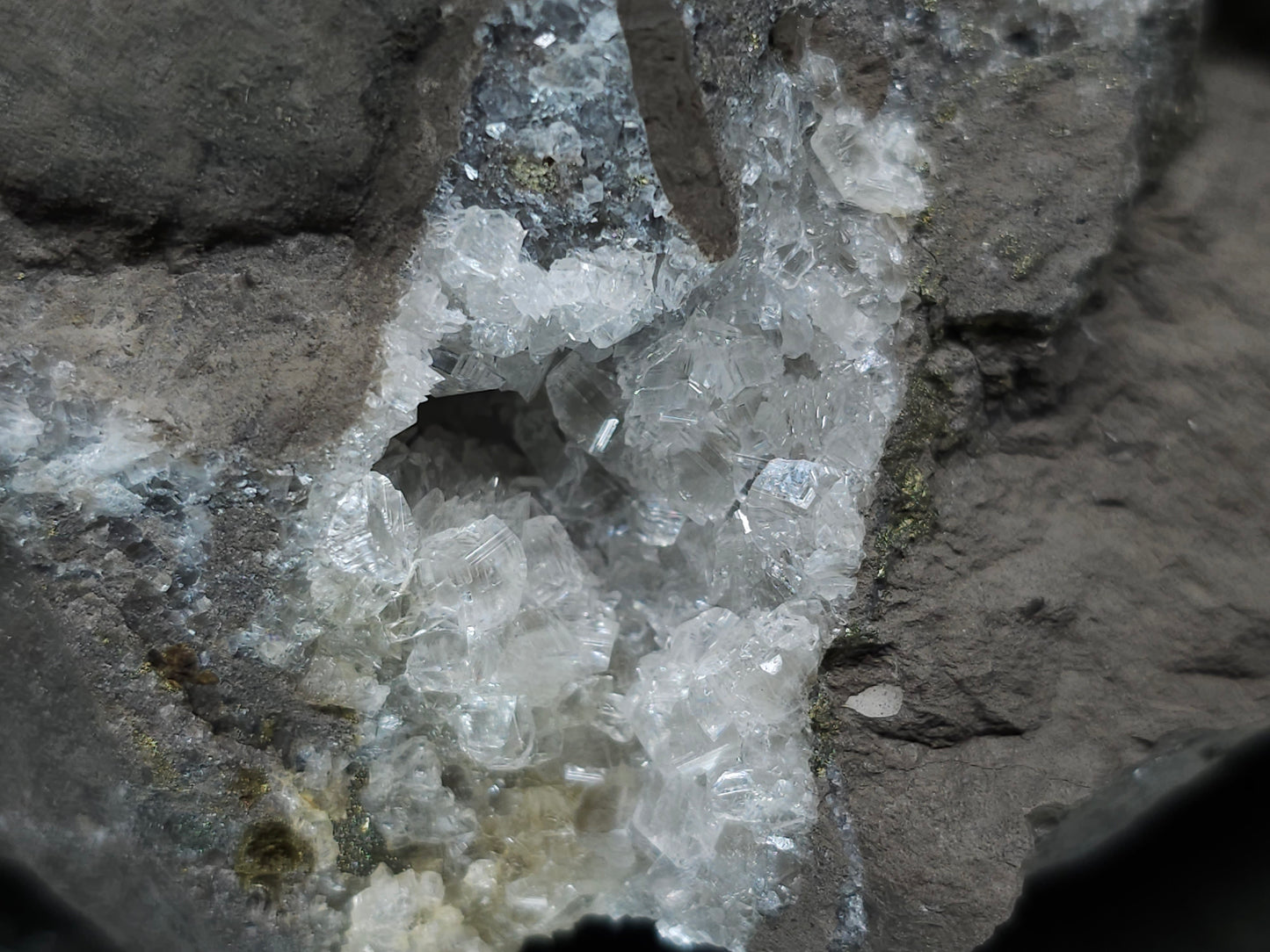 #33181 Special clear Nailhead Spar Calcite cluster with Chalcopyrite ore and multiple small fossils in the matrix