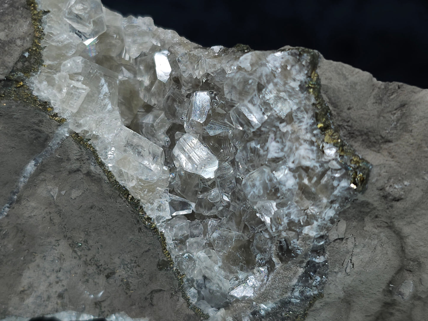#33182 Special clear Nailhead Spar Calcite cluster with Chalcopyrite ore and multiple small fossils in the matrix
