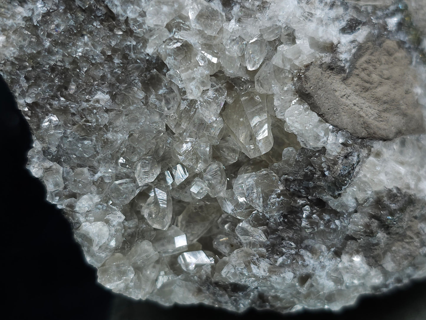 #33183 Special clear Nailhead Spar Calcite cluster with Chalcopyrite ore and multiple small fossils in the matrix