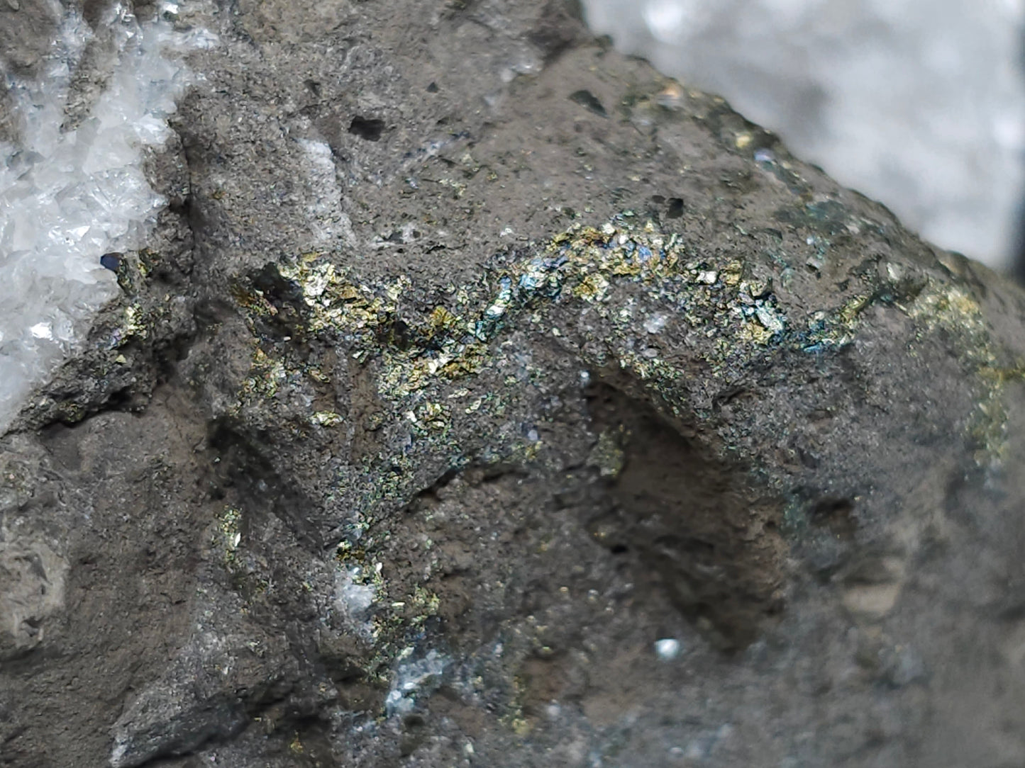 #33184 Special clear Nailhead Spar Calcite cluster with Chalcopyrite ore and multiple small fossils in the matrix