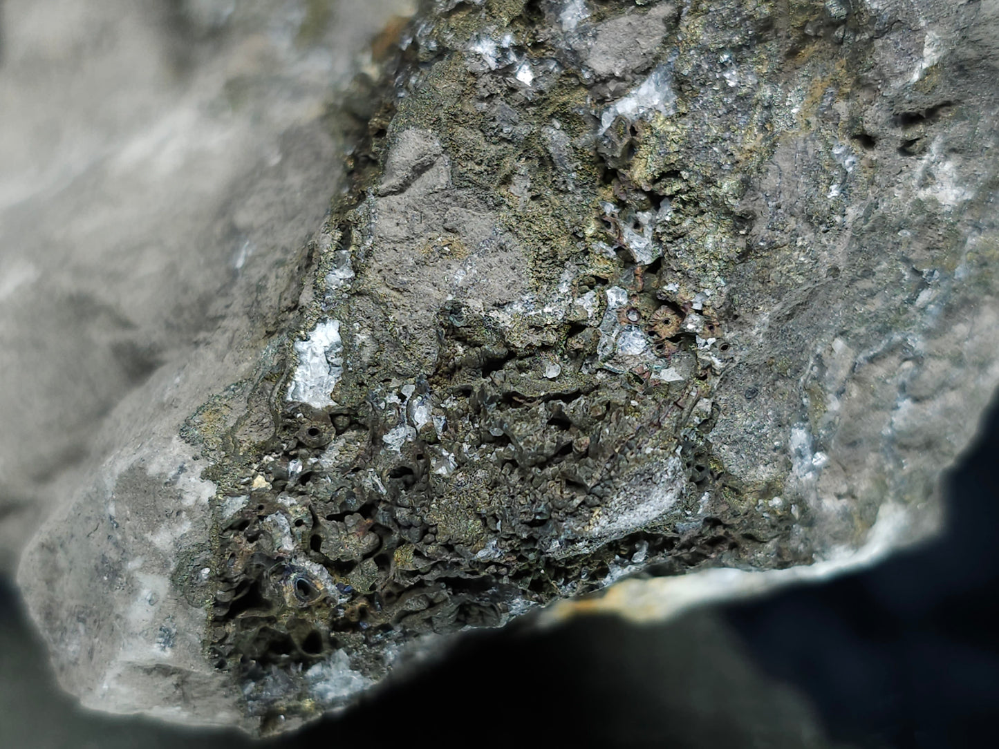 #33185 Special clear Nailhead Spar Calcite cluster with Chalcopyrite ore and multiple small fossils in the matrix