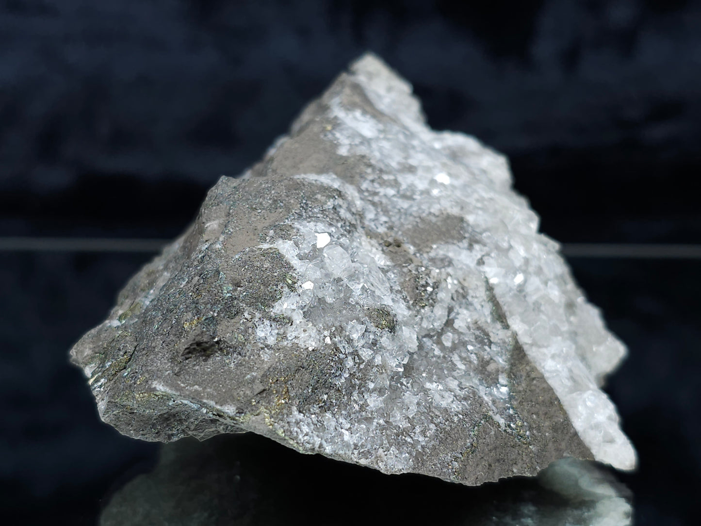 #33188 Special clear Nailhead Spar Calcite cluster with Chalcopyrite ore and multiple small fossils in the matrix