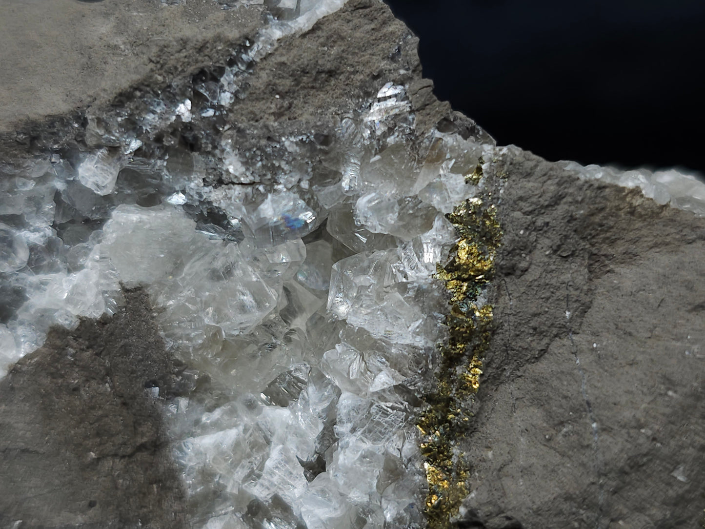 #33191 Special clear Nailhead Spar Calcite cluster with  Chalcopyrite ore and multiple small fossils in the matrix