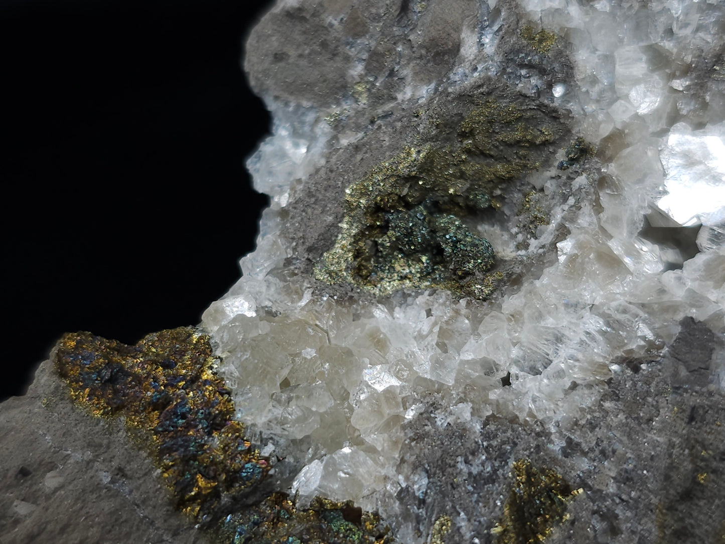 #33193 Special clear Nailhead Spar Calcite cluster and geode with Chalcopyrite ore and multiple small fossils in the matrix