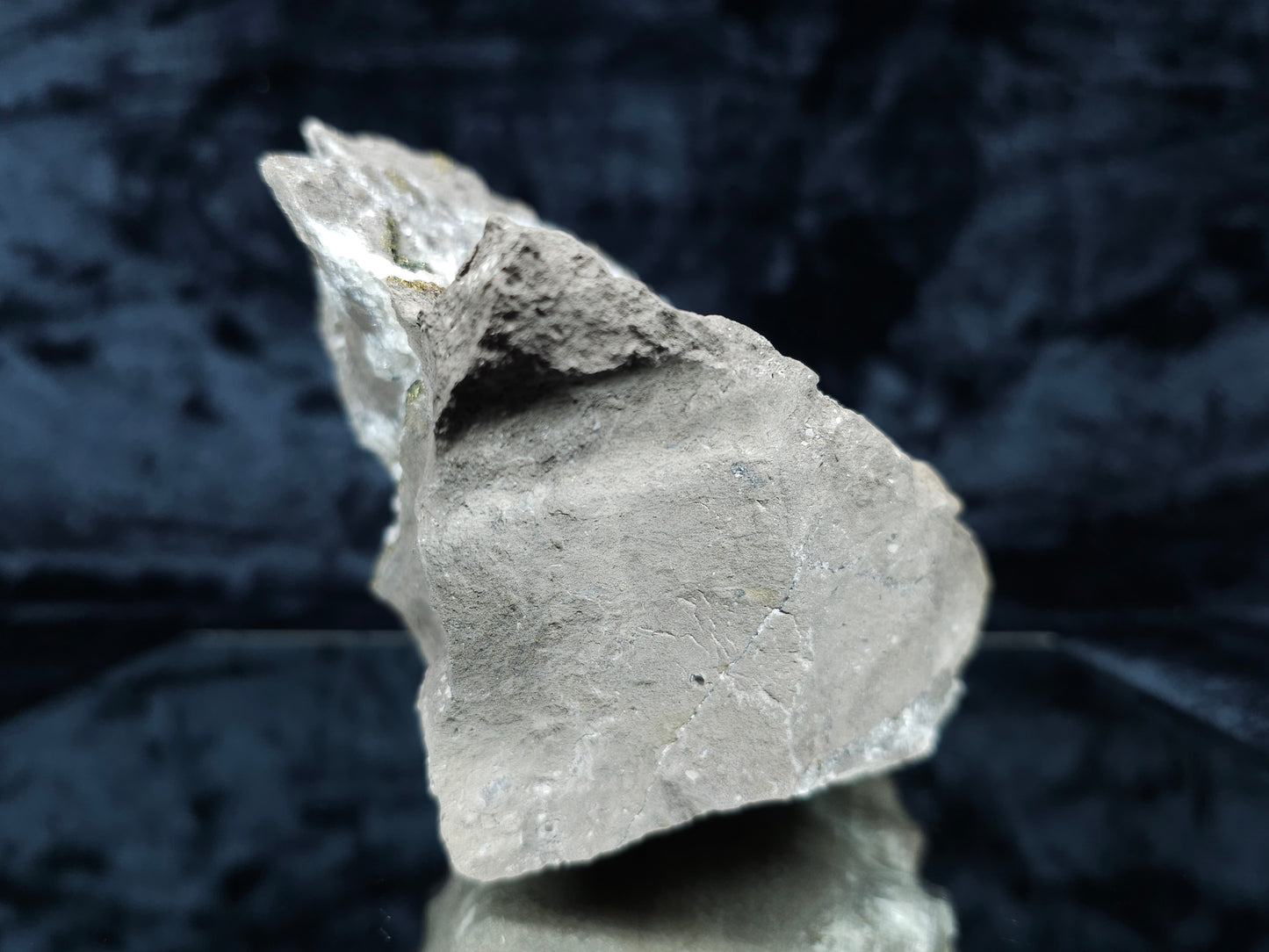 #33193 Special clear Nailhead Spar Calcite cluster and geode with Chalcopyrite ore and multiple small fossils in the matrix