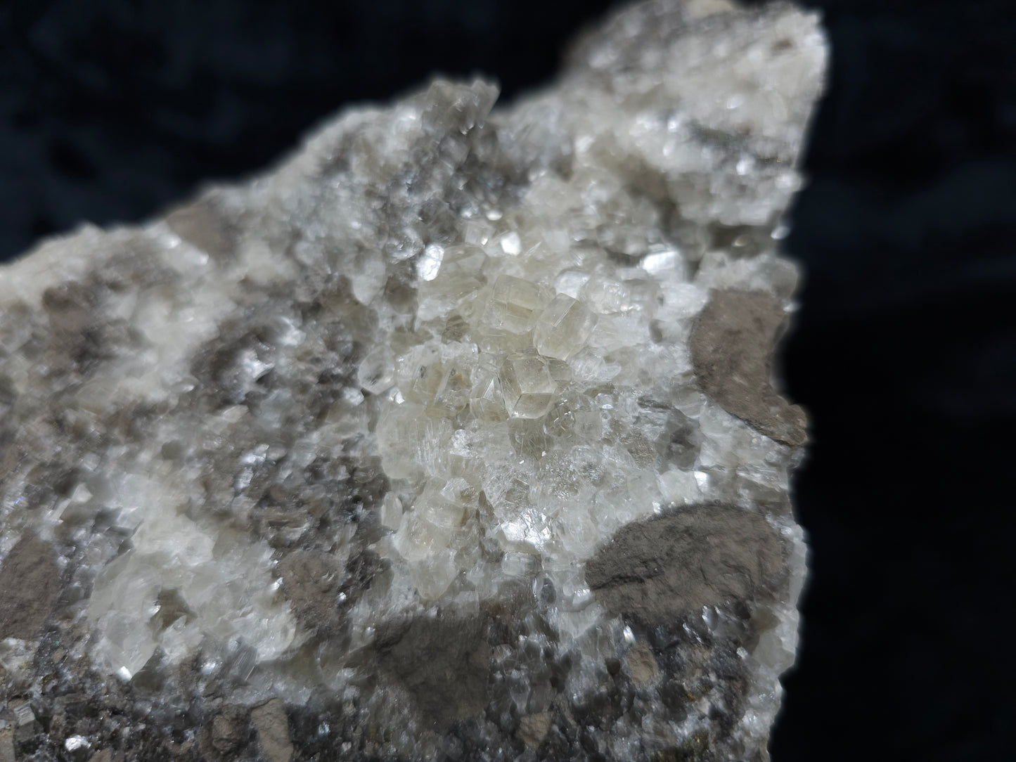 #33194 Special clear Nailhead Spar Calcite cluster with Chalcopyrite ore and multiple small fossils in the matrix