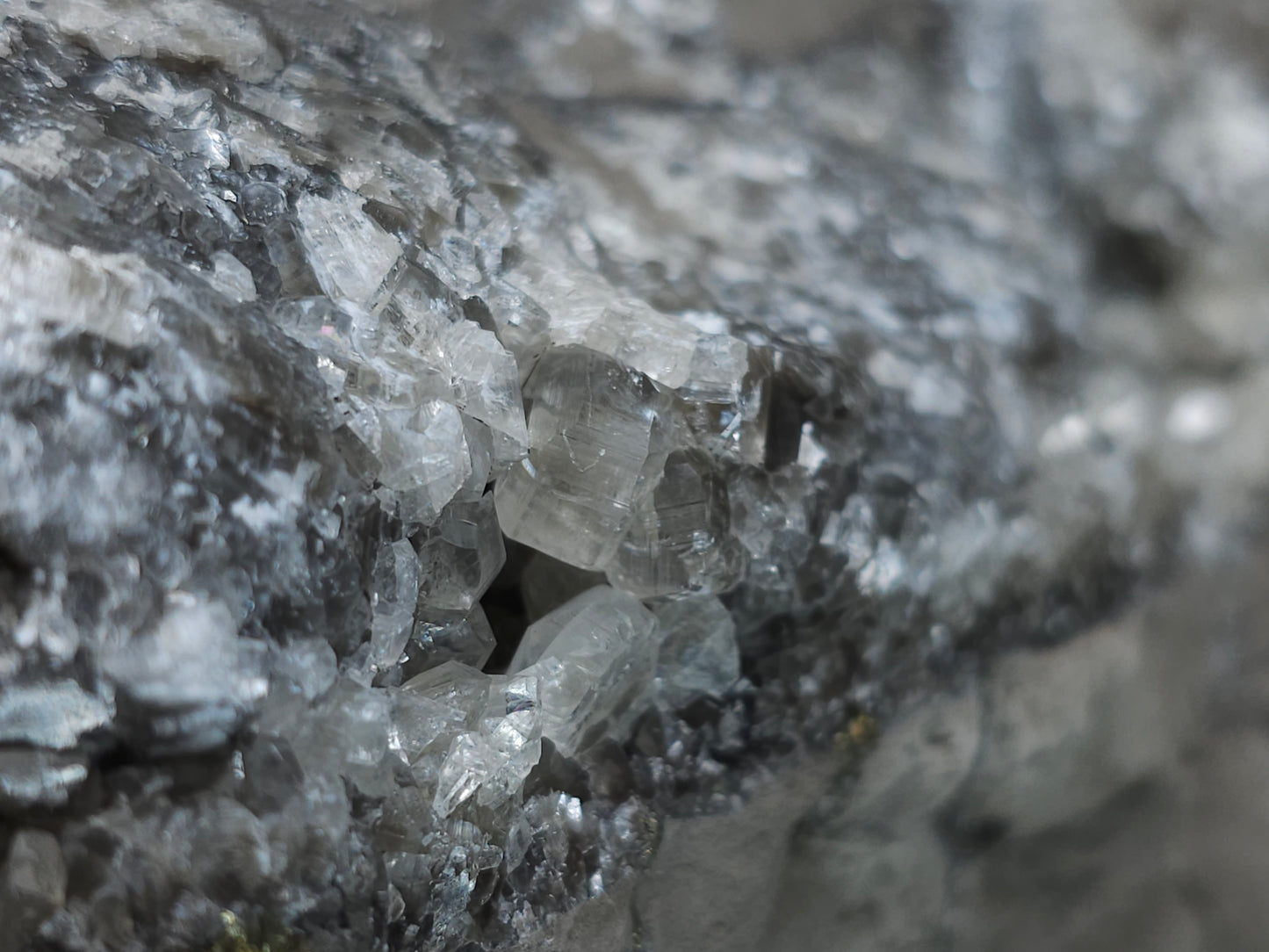 #33195 Special clear Nailhead Spar Calcite cluster with Chalcopyrite ore and multiple small fossils in the matrix