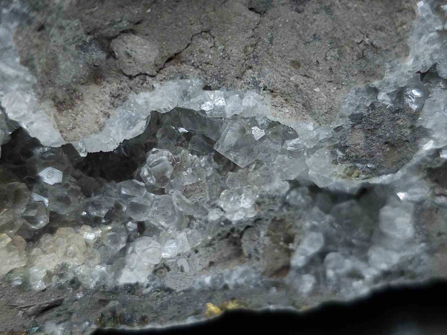 #33197 Special clear Nailhead Spar Calcite cluster and geode with Chalcopyrite ore and multiple small fossils in the matrix