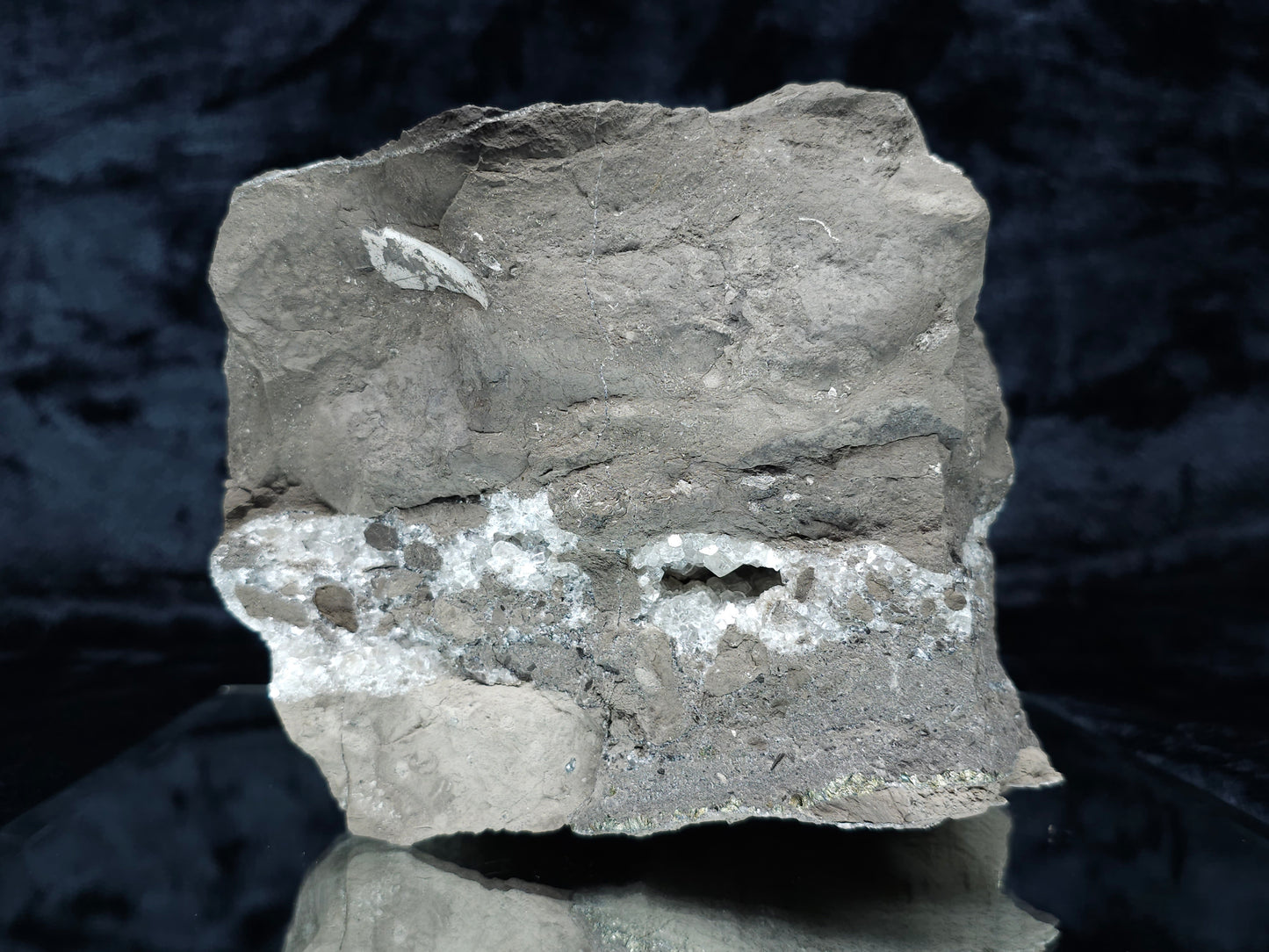 #33197 Special clear Nailhead Spar Calcite cluster and geode with Chalcopyrite ore and multiple small fossils in the matrix