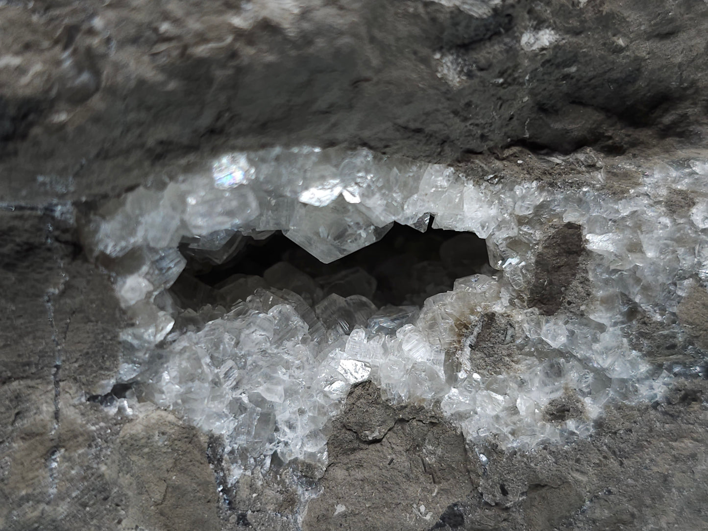 #33197 Special clear Nailhead Spar Calcite cluster and geode with Chalcopyrite ore and multiple small fossils in the matrix