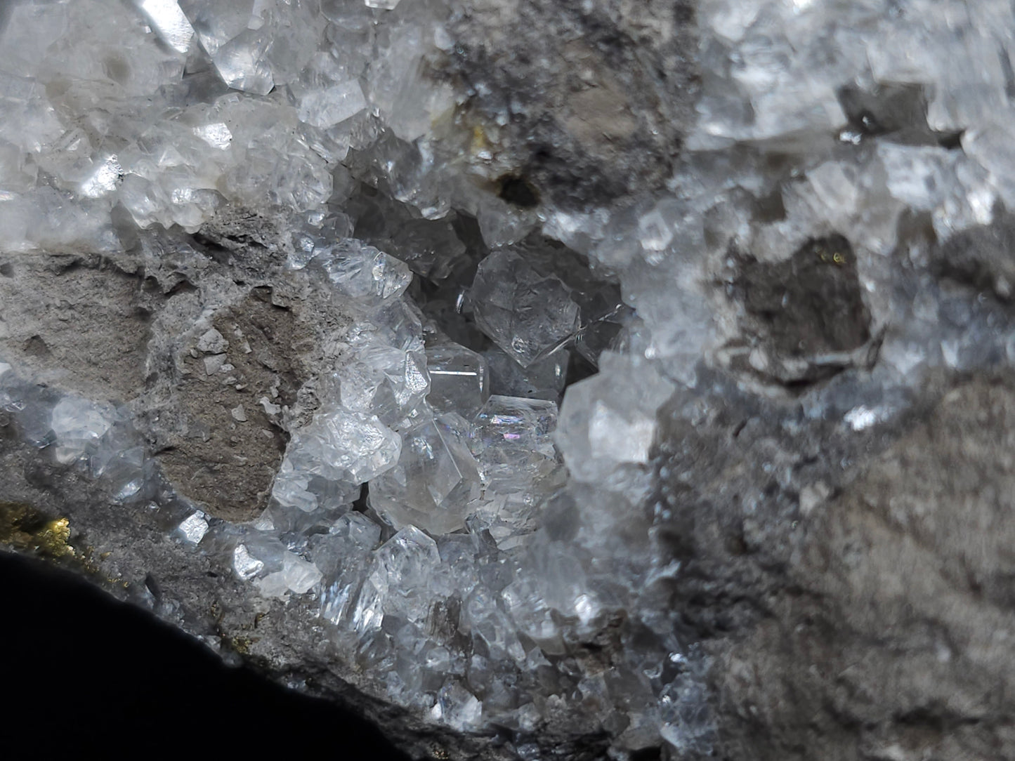 #33197 Special clear Nailhead Spar Calcite cluster and geode with Chalcopyrite ore and multiple small fossils in the matrix