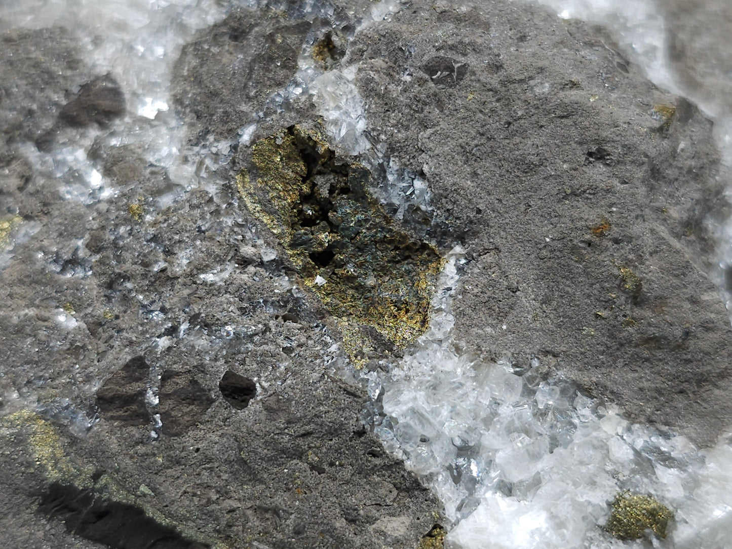 #33199 Special clear Nailhead Spar Calcite cluster and geode with Chalcopyrite ore and multiple small fossils in the matrix