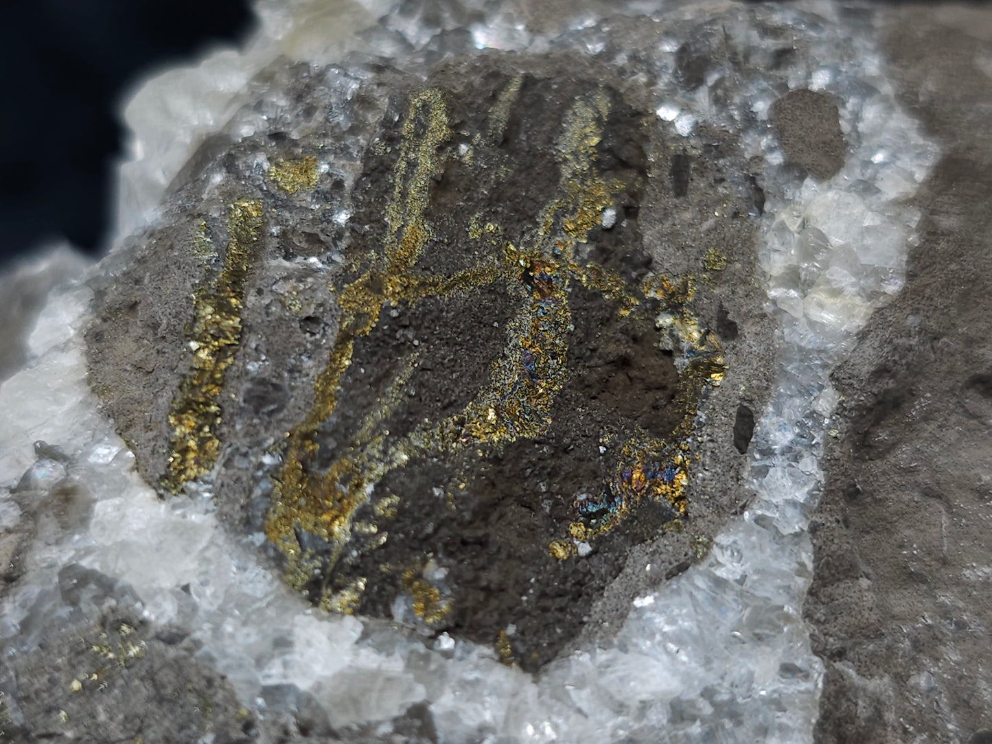 #33199 Special clear Nailhead Spar Calcite cluster and geode with Chalcopyrite ore and multiple small fossils in the matrix