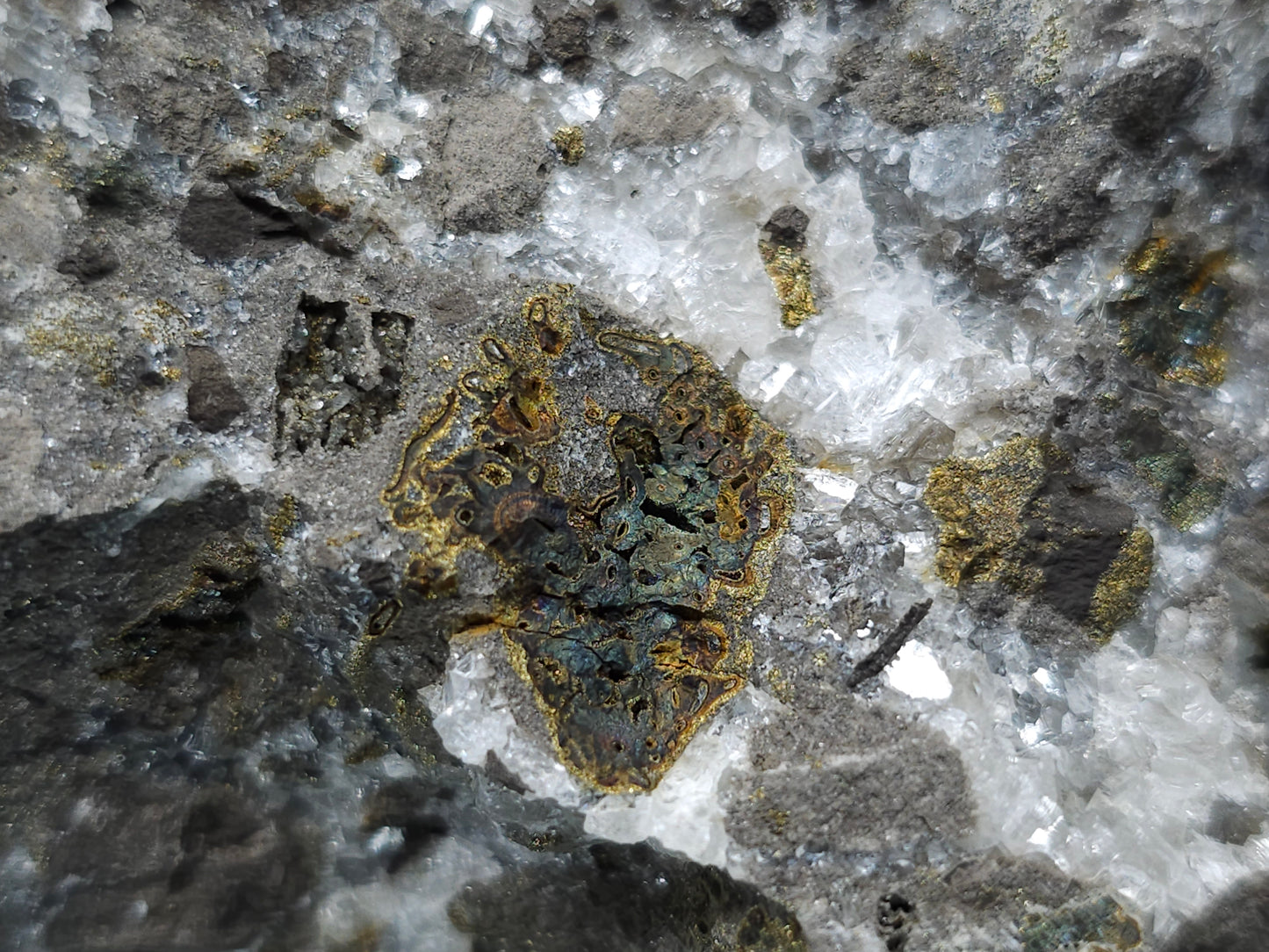 #33199 Special clear Nailhead Spar Calcite cluster and geode with Chalcopyrite ore and multiple small fossils in the matrix