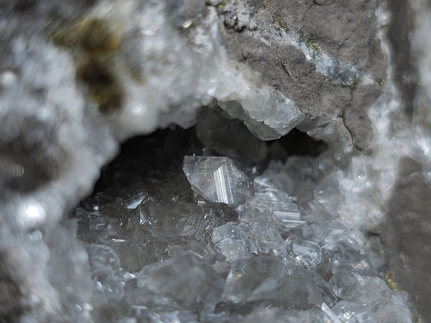 #33199 Special clear Nailhead Spar Calcite cluster and geode with Chalcopyrite ore and multiple small fossils in the matrix