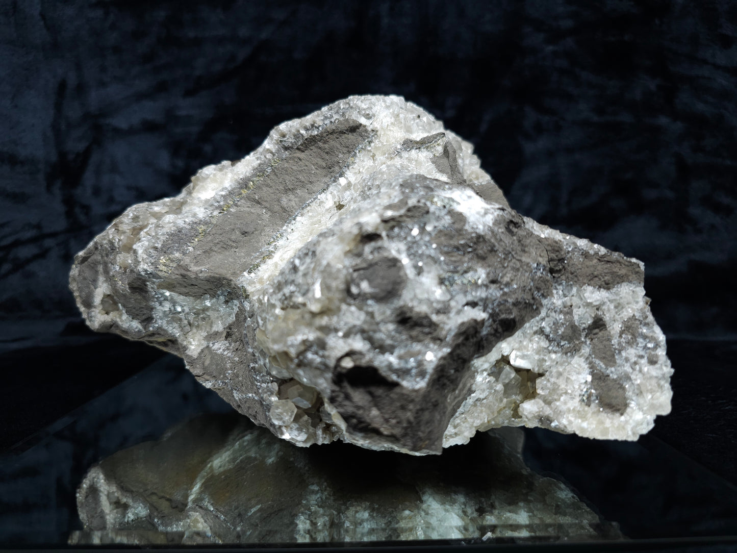#33200 Special clear Nailhead Spar Calcite cluster and geode with Chalcopyrite ore and multiple small fossils in the matrix