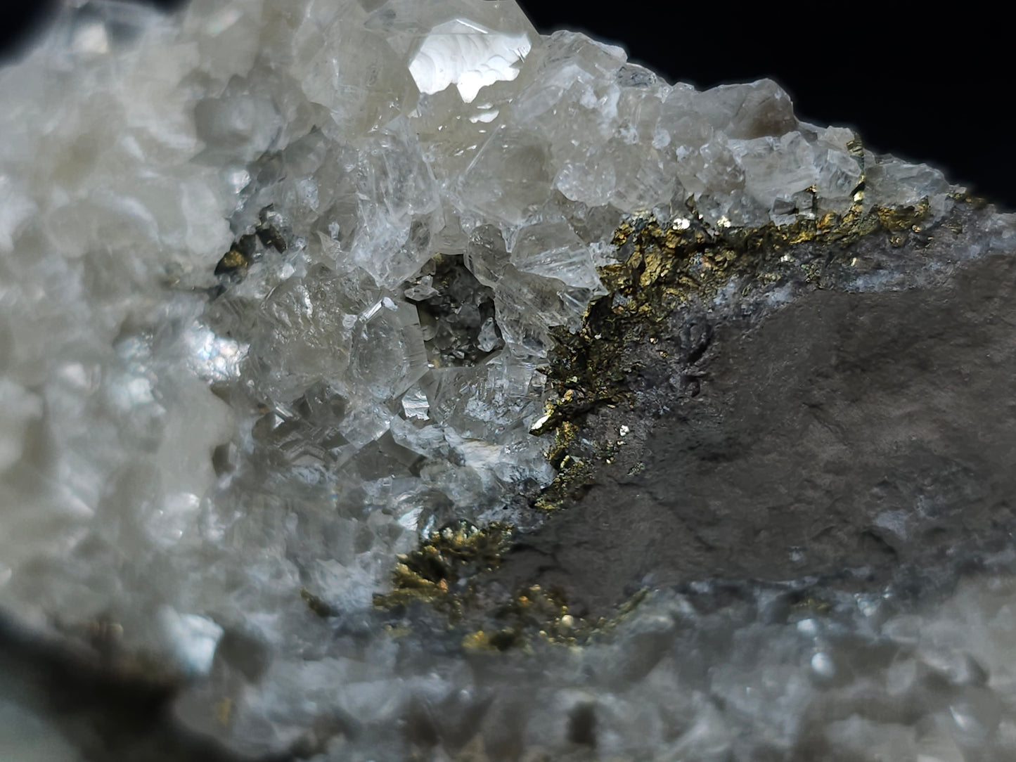 #33201 Super clear Nailhead Spar Calcite cluster and Chalcopyrite ore and multiple small fossils in the matrix