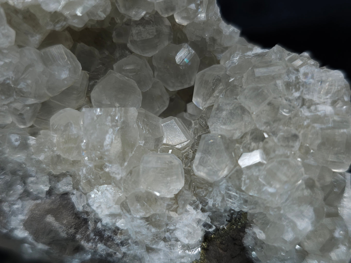 #33203 Super clear Nailhead Spar Calcite geode with Chalcopyrite ore and multiple small fossils
