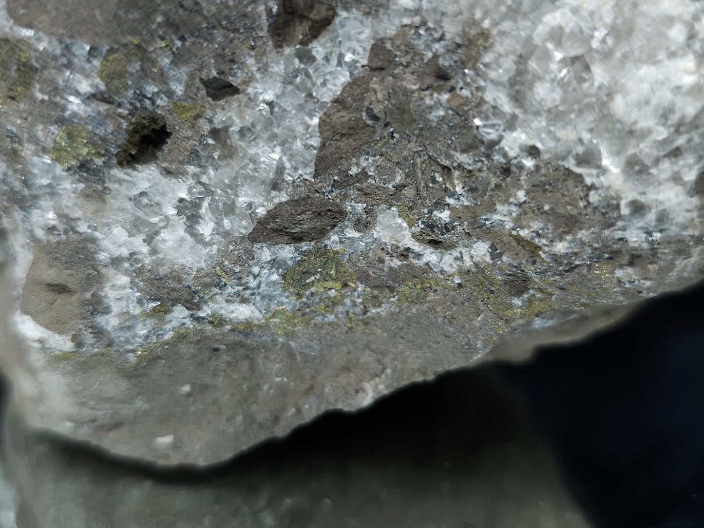 #33203 Super clear Nailhead Spar Calcite geode with Chalcopyrite ore and multiple small fossils