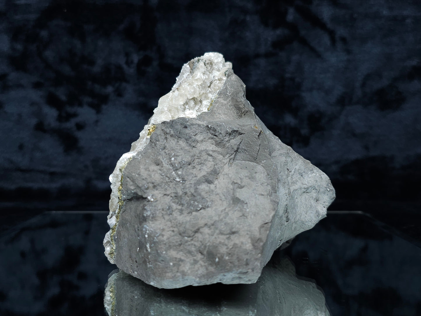 #33208 Super clear Nailhead Spar Calcite cluster and Chalcopyrite ore and multiple small fossils in the matrix