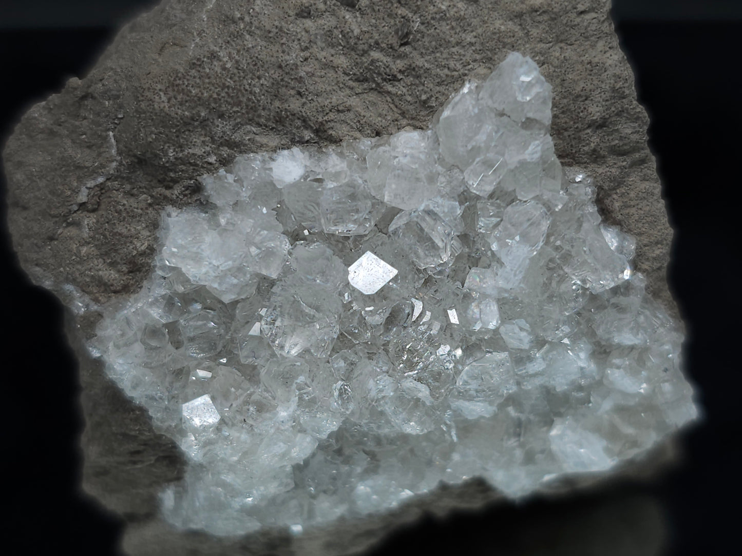 #33210 Super clear Nailhead Spar Calcite cluster