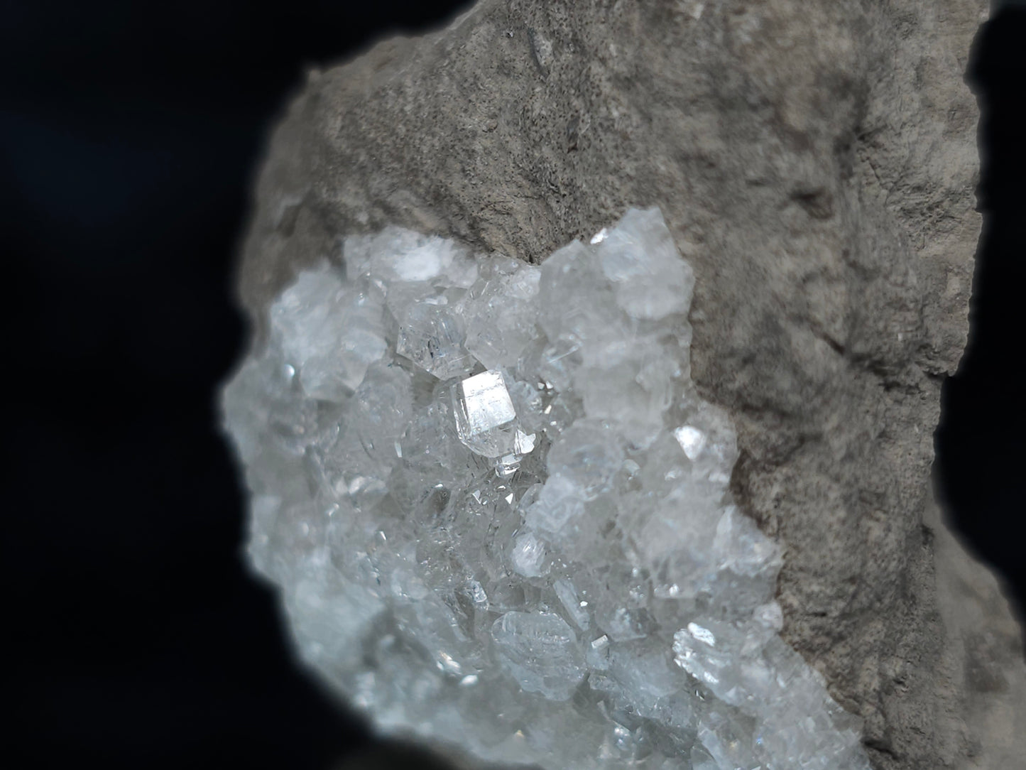 #33210 Super clear Nailhead Spar Calcite cluster