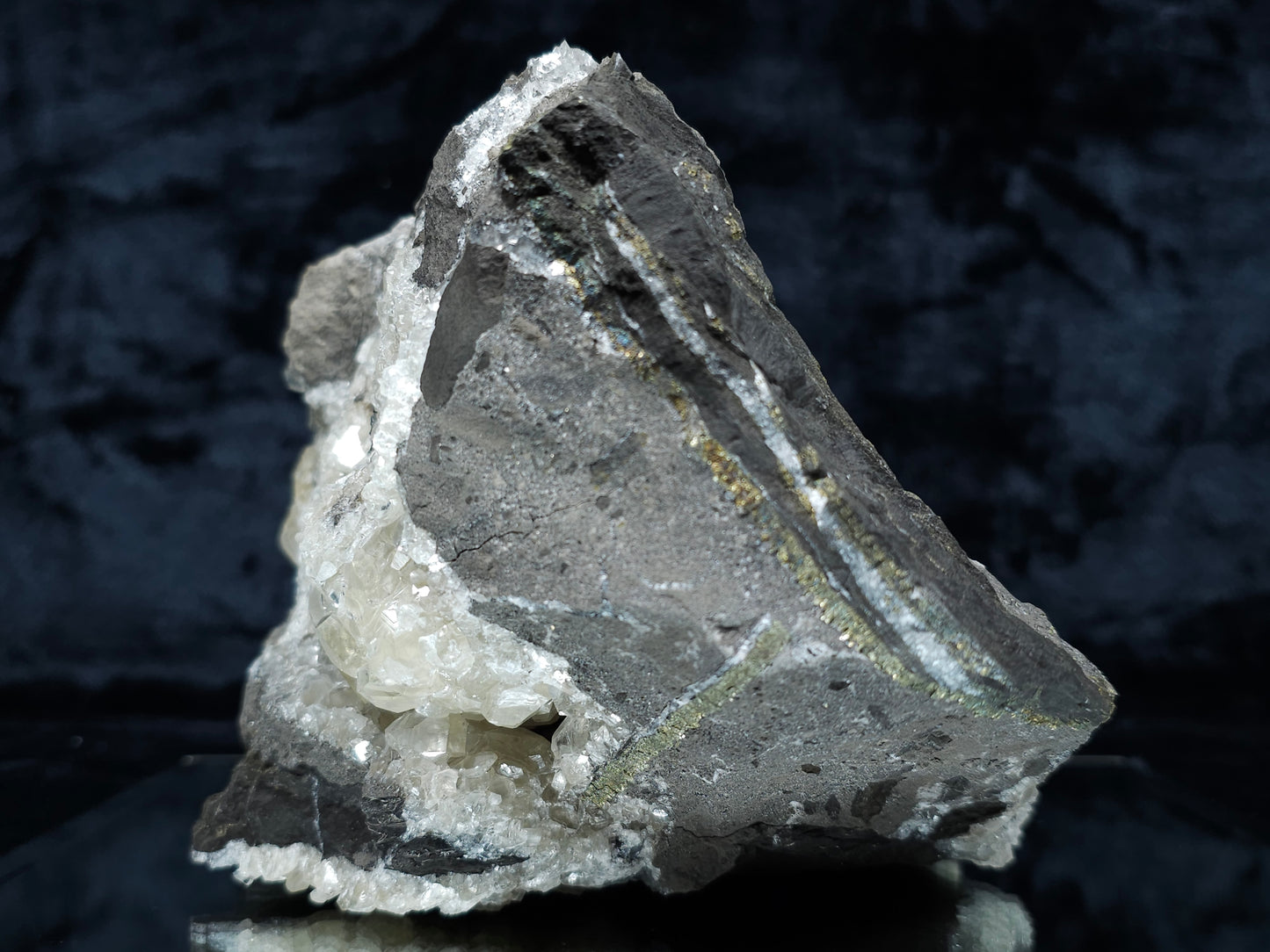 #33212 Super clear Nailhead Spar Calcite cluster and Chalcopyrite ore and multiple small fossils