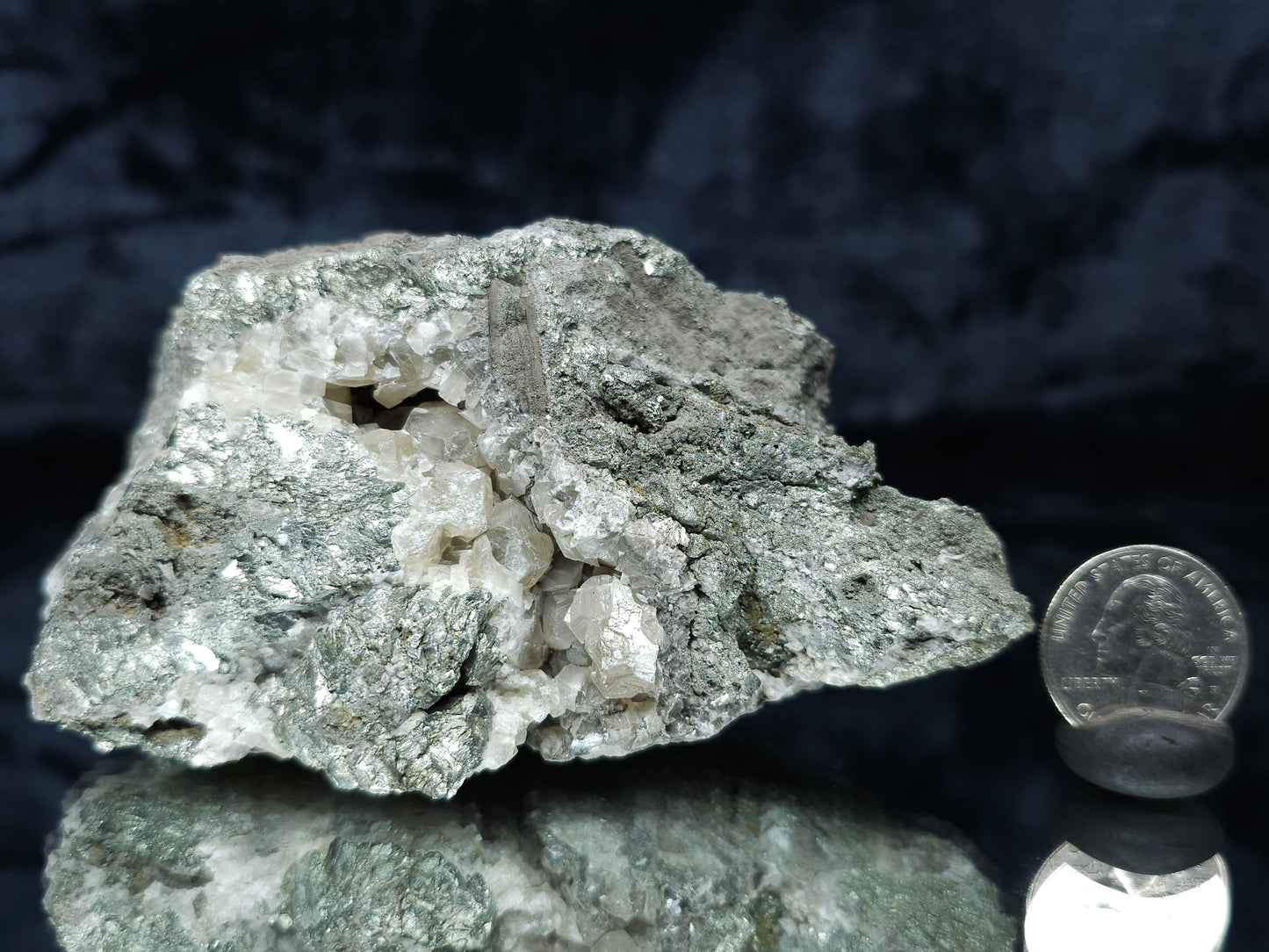 #35882 Chalcopyrite ore and Calcite crystals geode