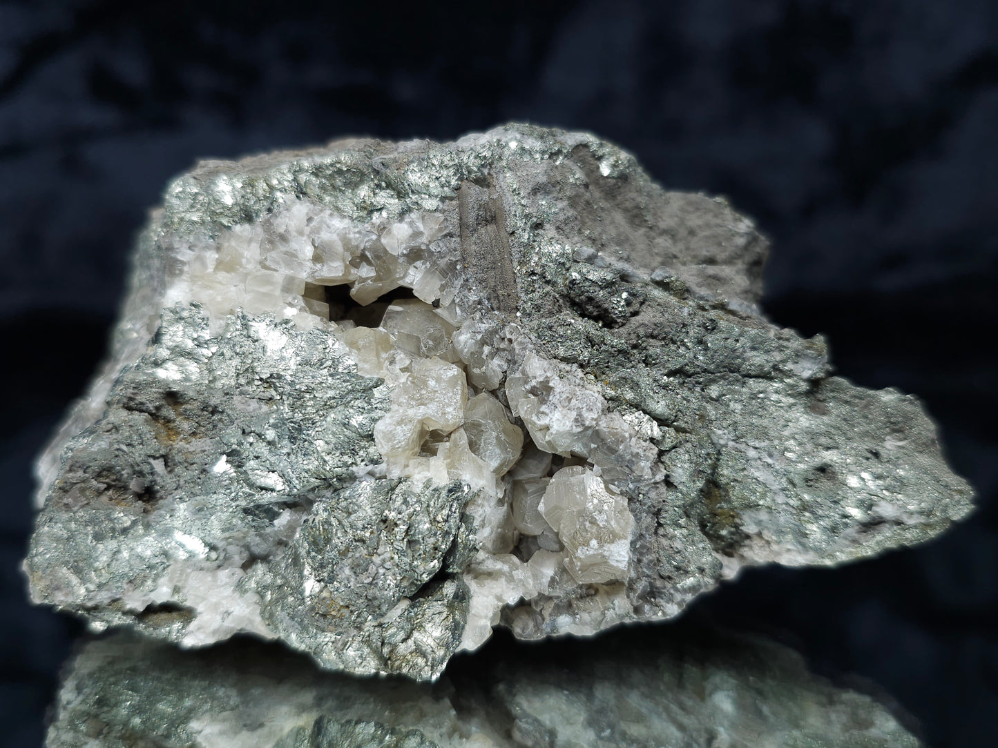 #35882 Chalcopyrite ore and Calcite crystals geode