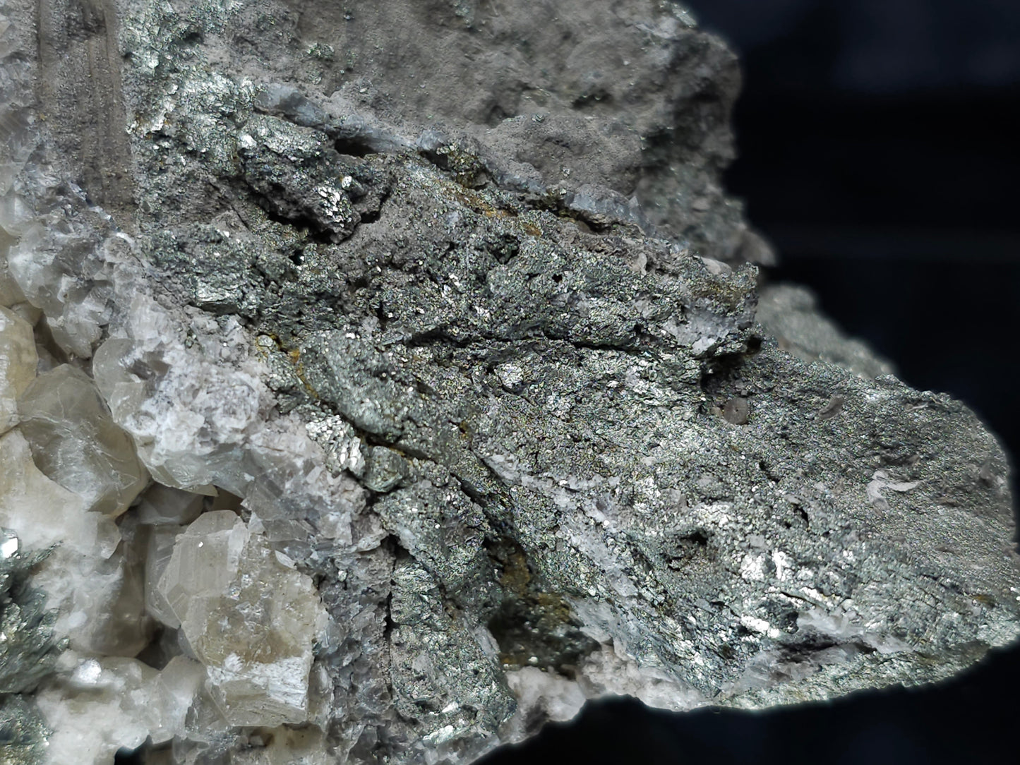 #35882 Chalcopyrite ore and Calcite crystals geode