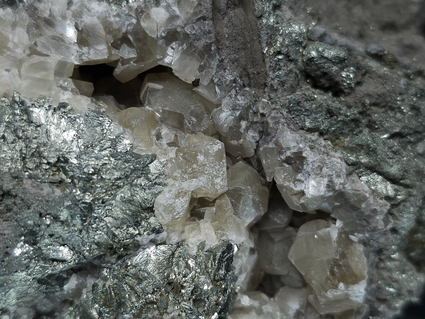 #35882 Chalcopyrite ore and Calcite crystals geode