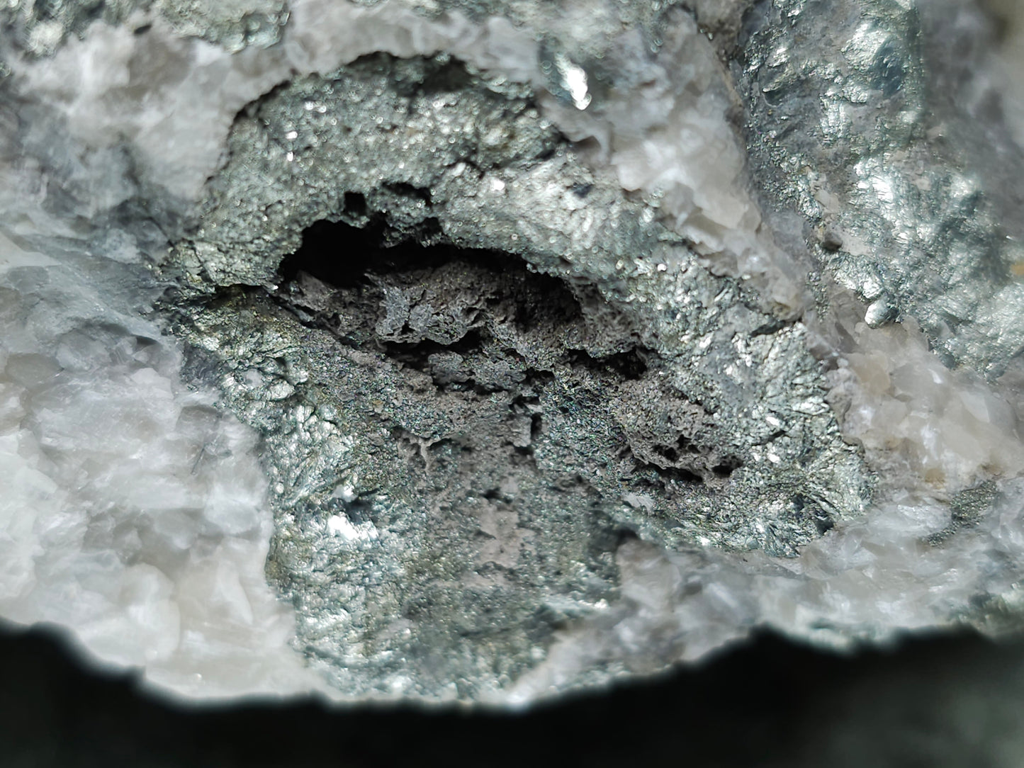 #35882 Chalcopyrite ore and Calcite crystals geode