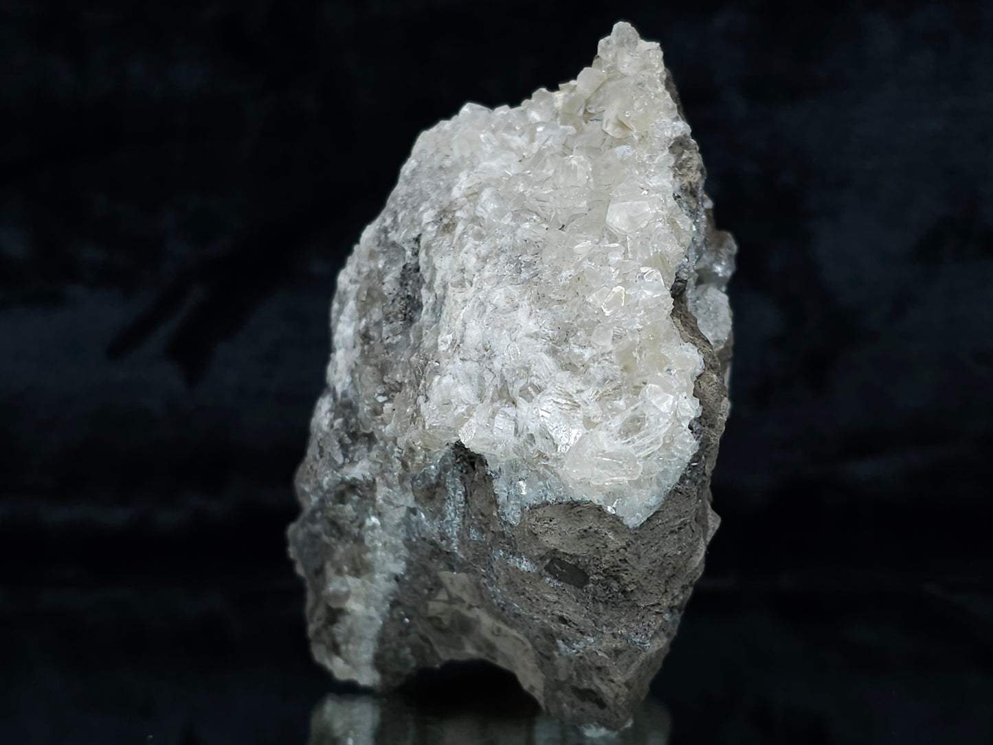 #35920 #Q Super clear Nailhead Spar Calcite geode, Chalcopyrite ore and multiple small fossils in the matrix