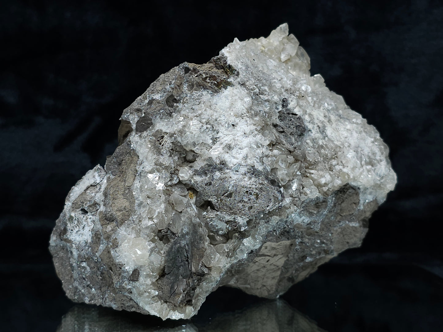 #35920 #Q Super clear Nailhead Spar Calcite geode, Chalcopyrite ore and multiple small fossils in the matrix