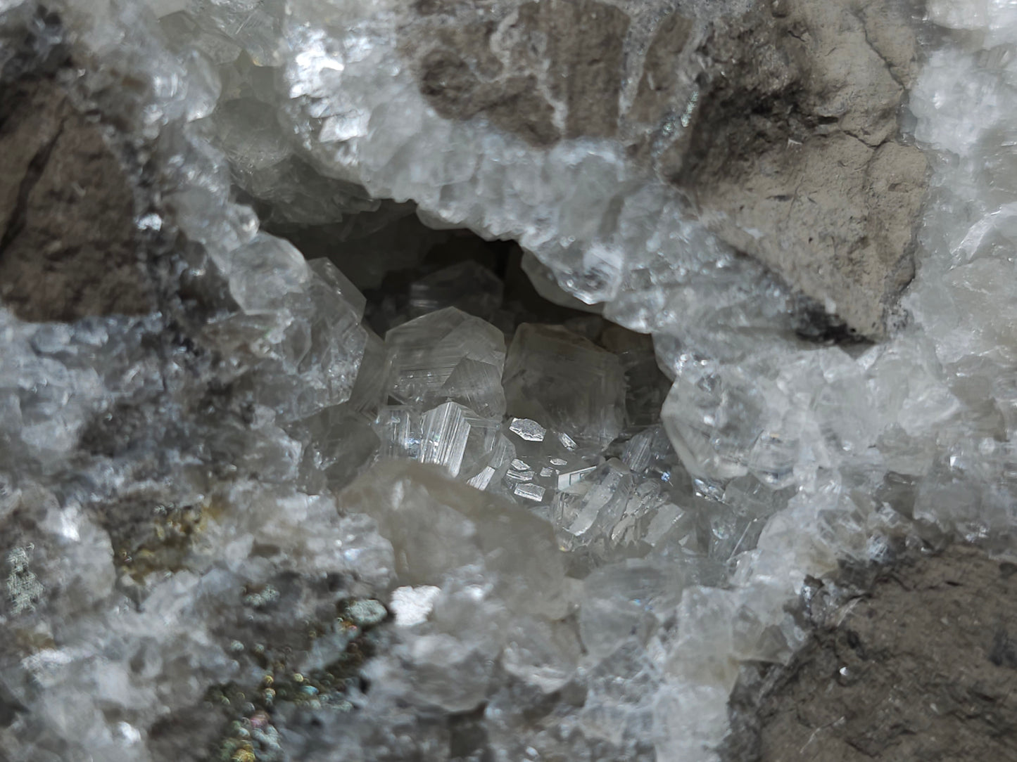 #35920 #Q Super clear Nailhead Spar Calcite geode, Chalcopyrite ore and multiple small fossils in the matrix