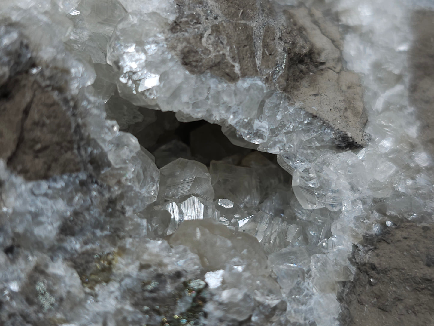 #35920 #Q Super clear Nailhead Spar Calcite geode, Chalcopyrite ore and multiple small fossils in the matrix