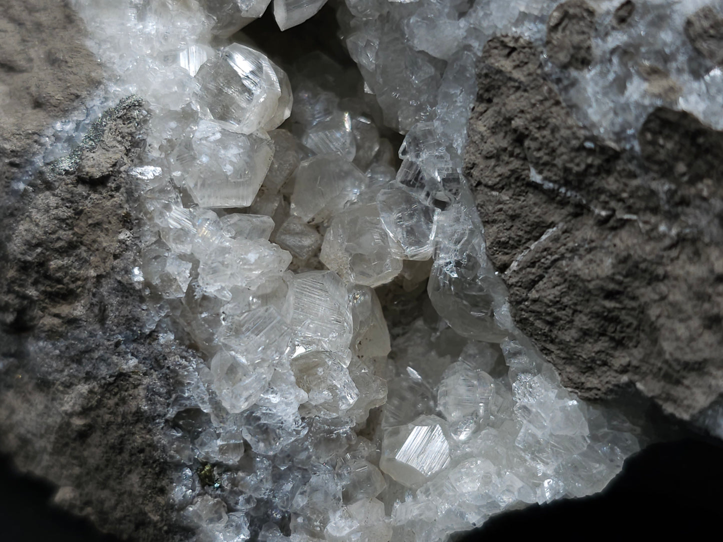 #35920 #Q Super clear Nailhead Spar Calcite geode, Chalcopyrite ore and multiple small fossils in the matrix