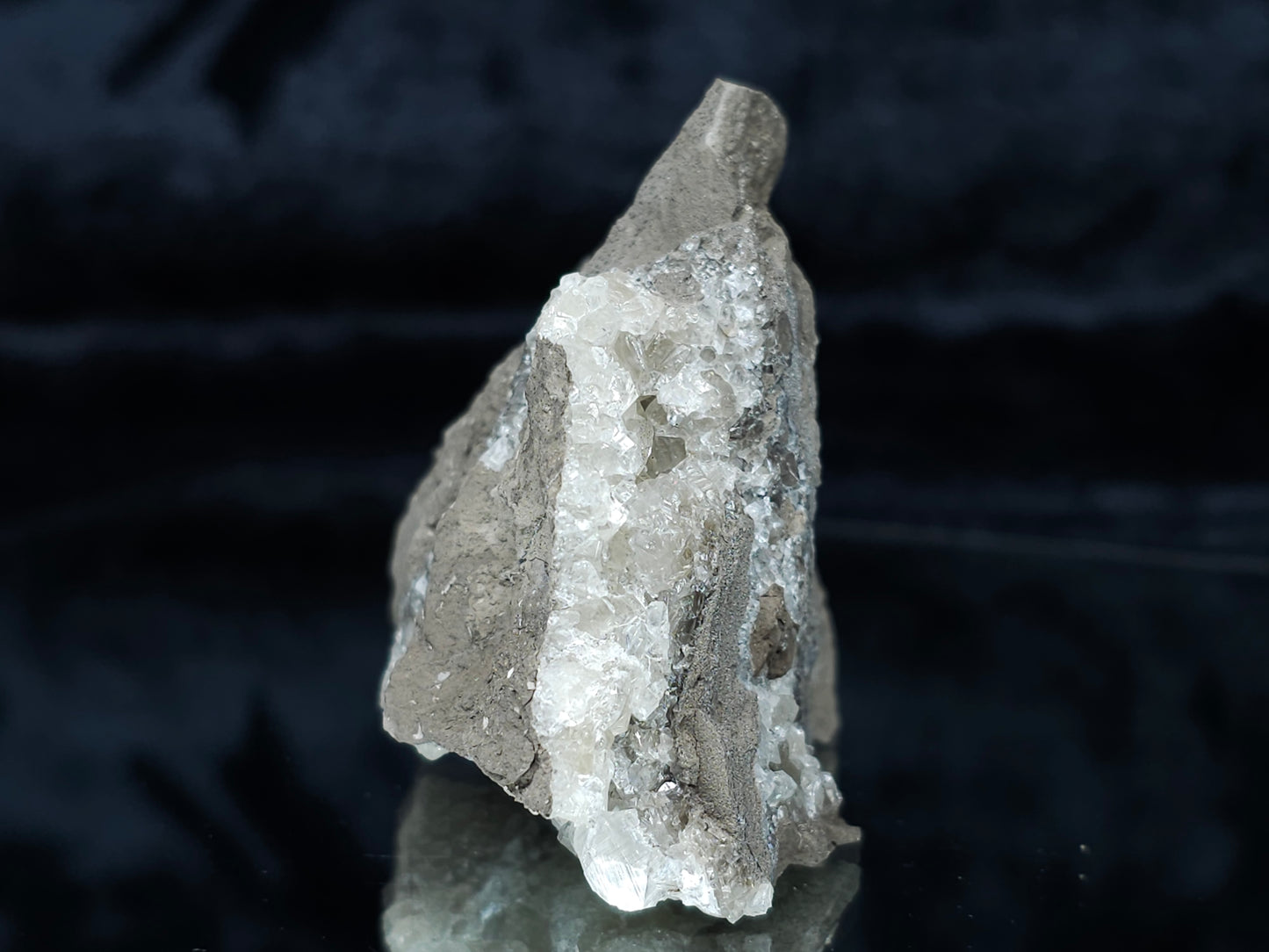 #33983 Super clear Nailhead Spar Calcite cluster and Chalcopyrite ore and multiple small fossils in the matrix