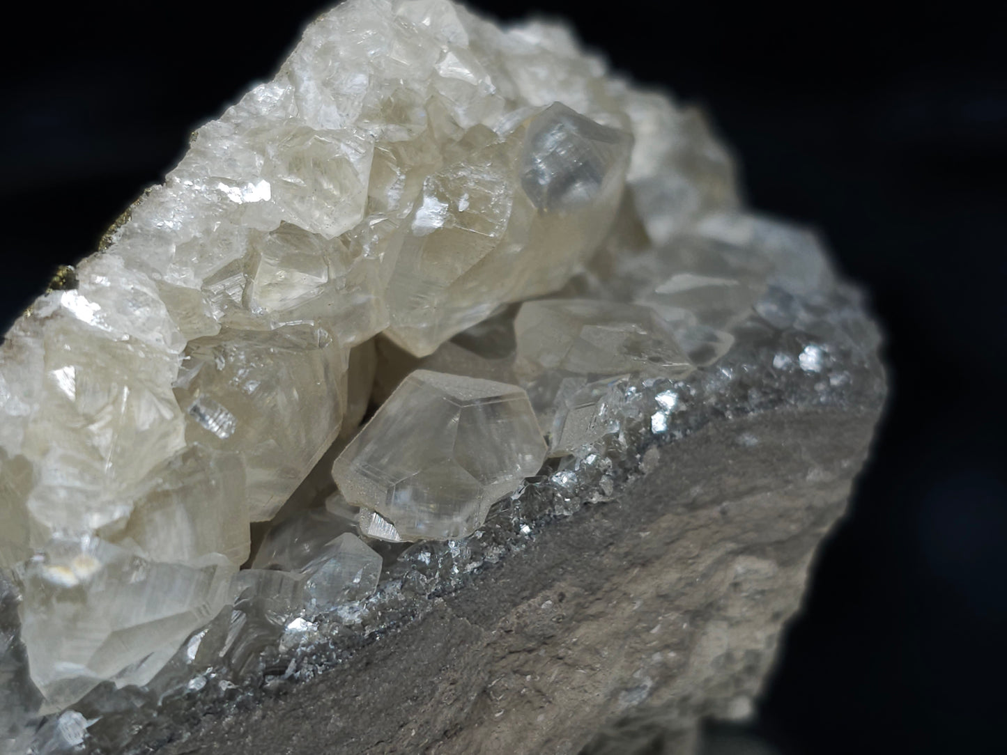 #33985 Super clear Nailhead Spar Calcite cluster and Chalcopyrite ore and multiple small fossils in the matrix